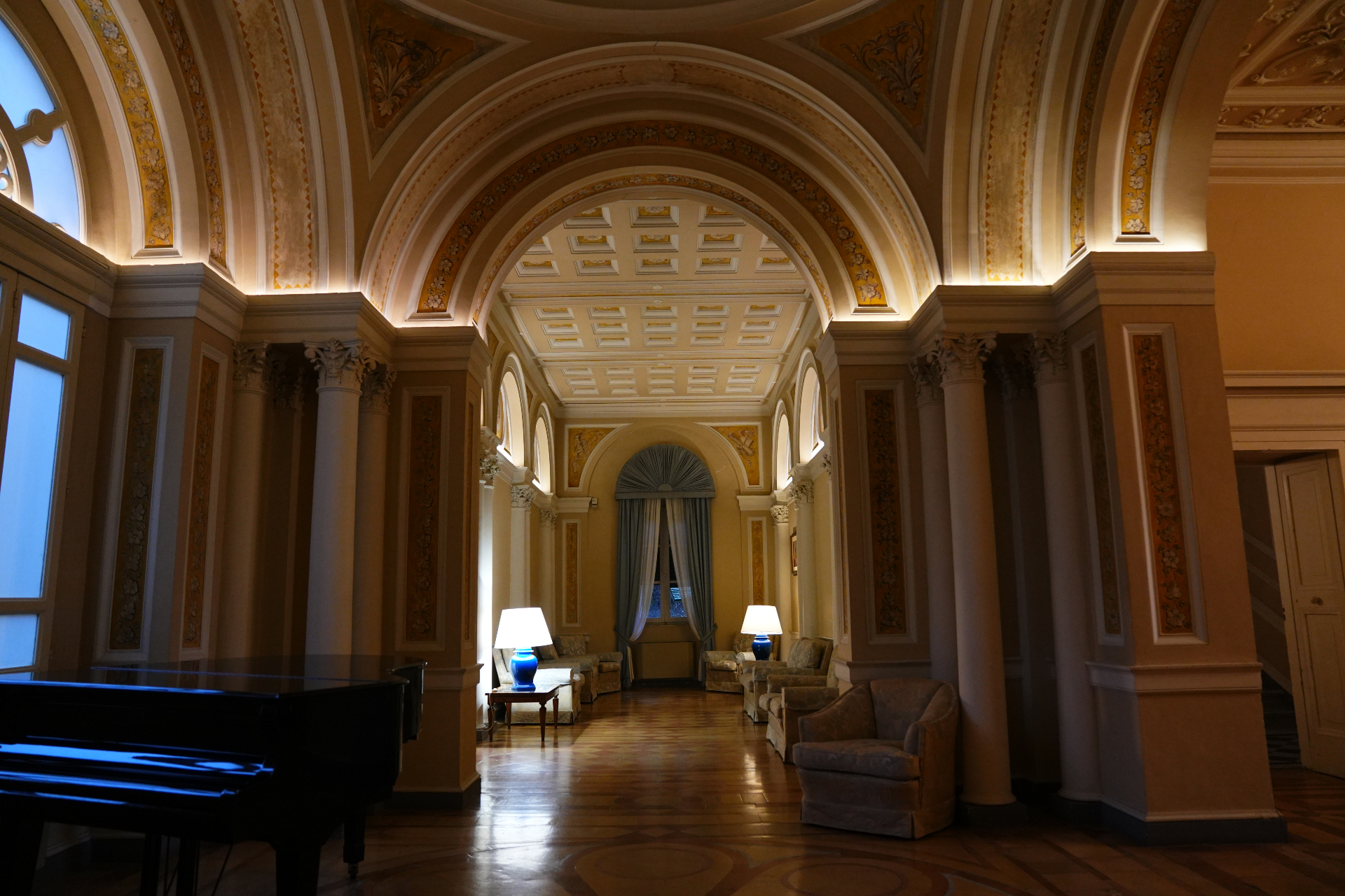 Galleria di archi affrescati all’interno della villa