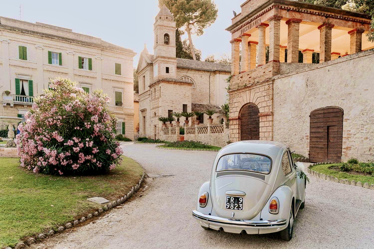 Villa Boccabianca con auto d’epoca in primo piano