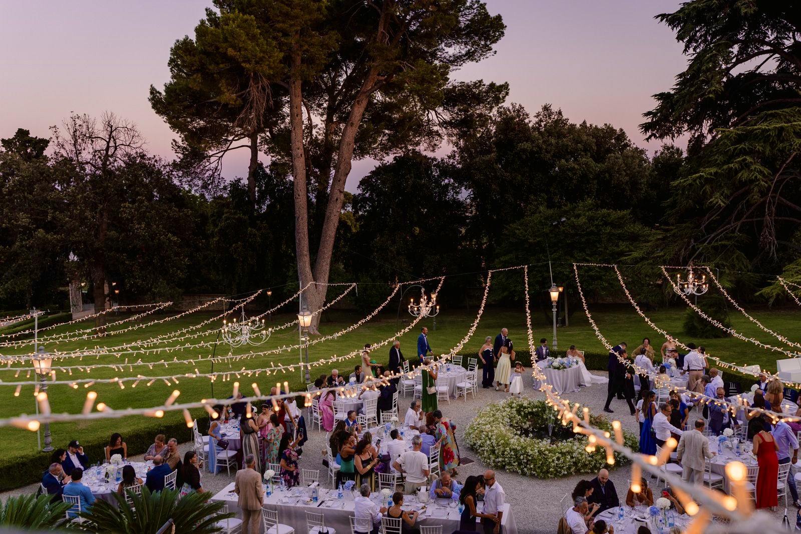 Ricevimento di matrimonio nel parco di Villa Boccabianca con luci sospese